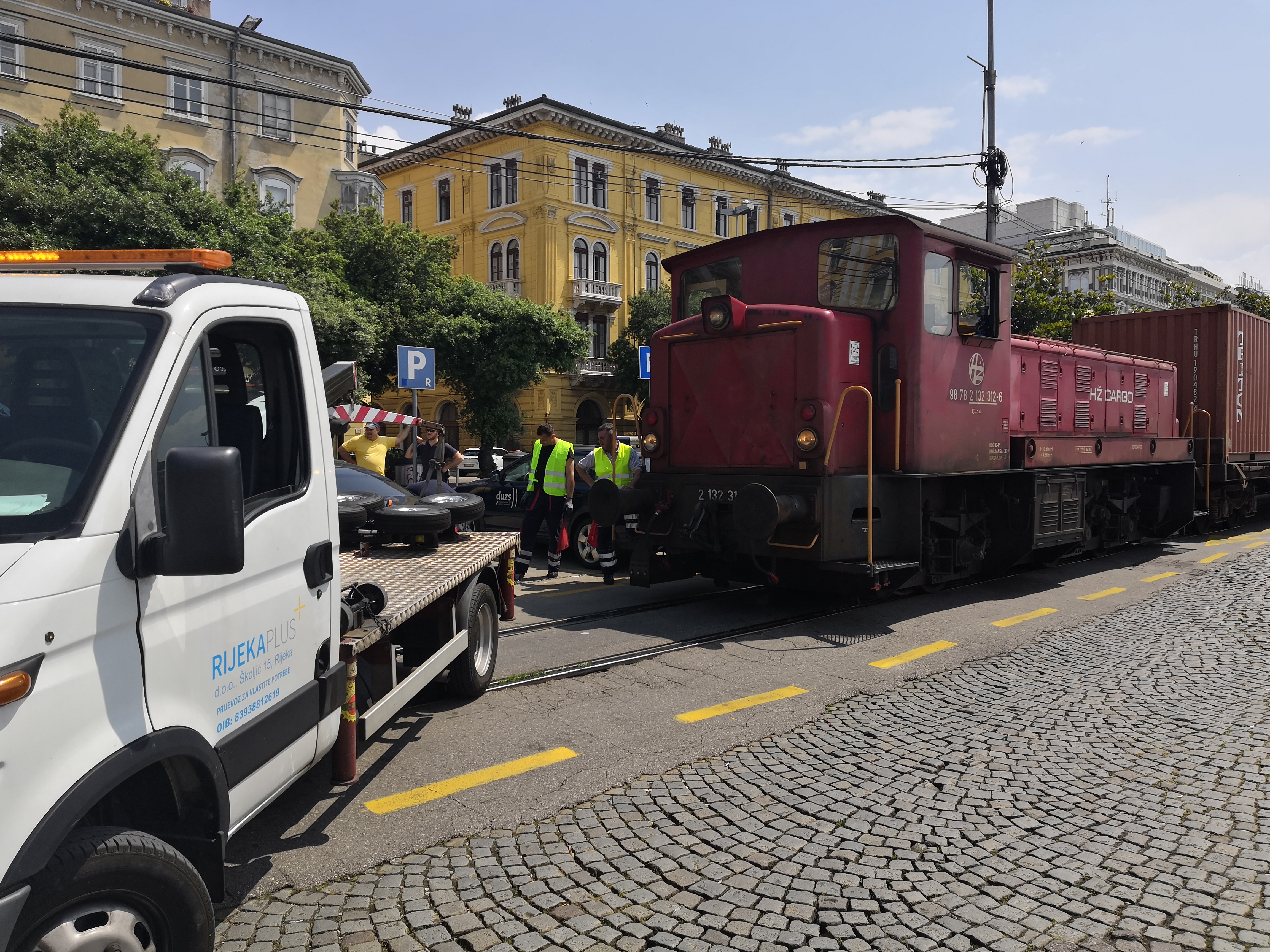 Mercedes prepriječio prolaz vlaku na obali, snimio Vladimir MRVOŠ