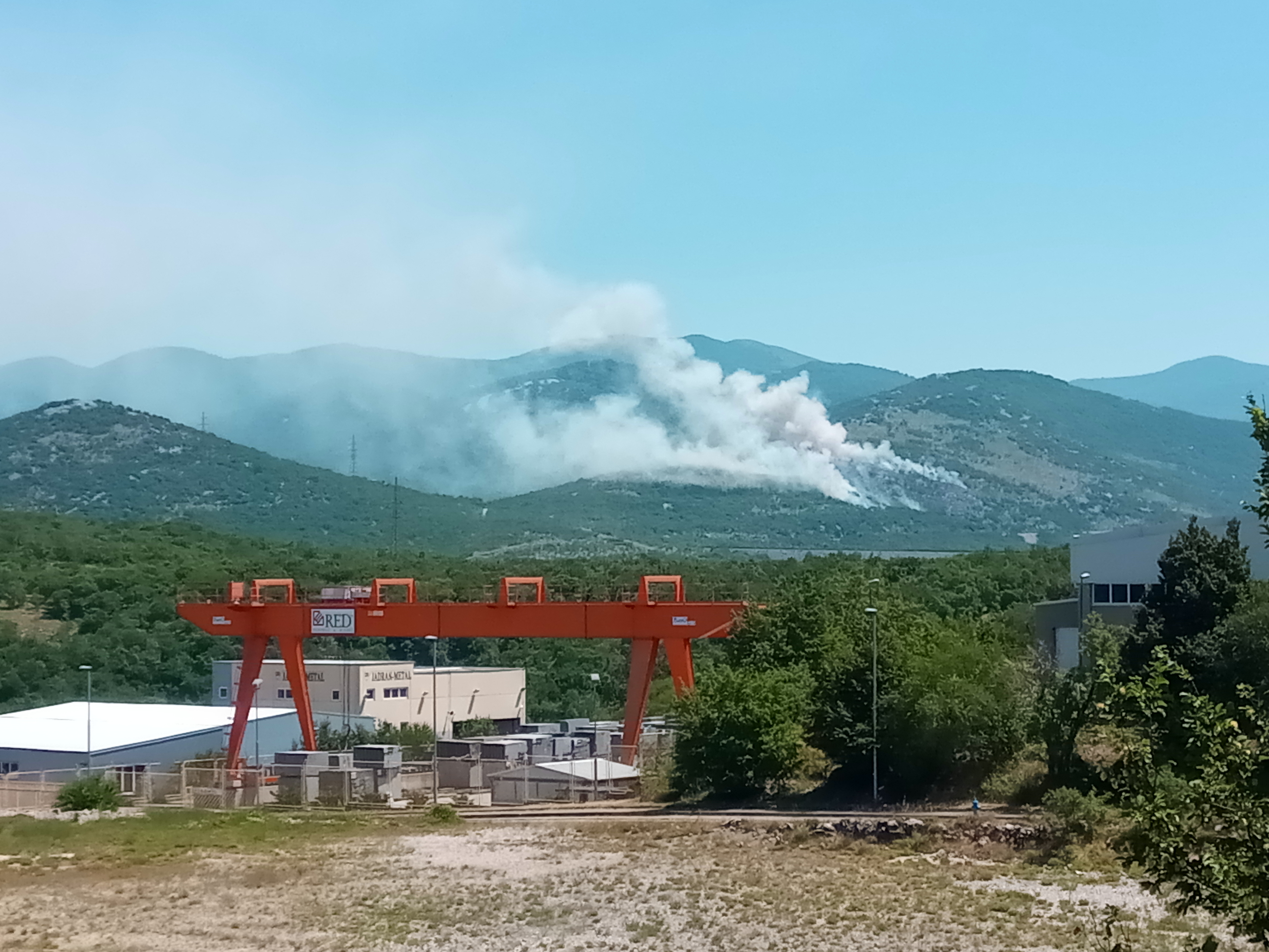 Požar uz prugu Škrljevo-Meja / Snimio Marin ANIČIĆ