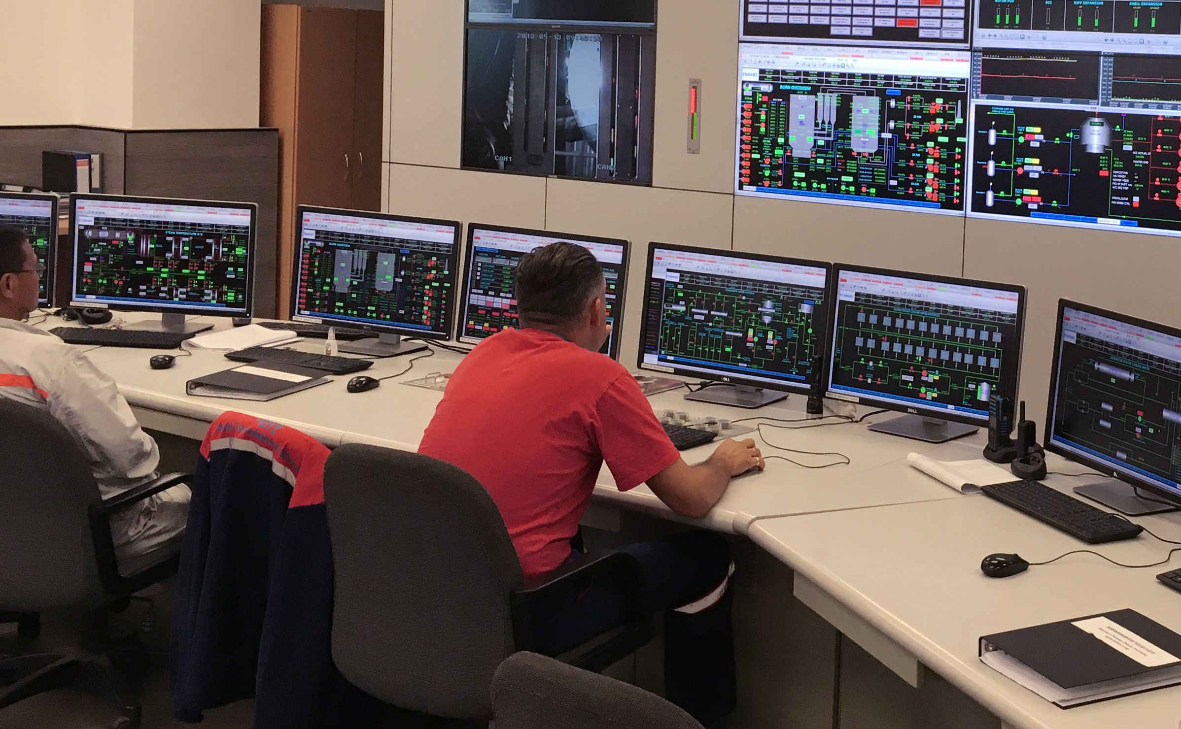 U kontrolnoj sobi prati se sve parametre rada postrojenja, kao i snimke s videokamera na pojedinim dijelovima pogona