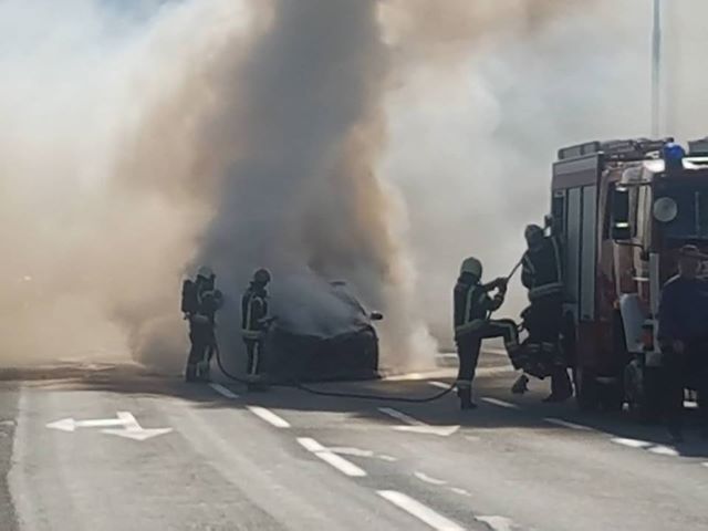 automobil u plamenu, Foto Nikola Žamut Stolčić / Facebook