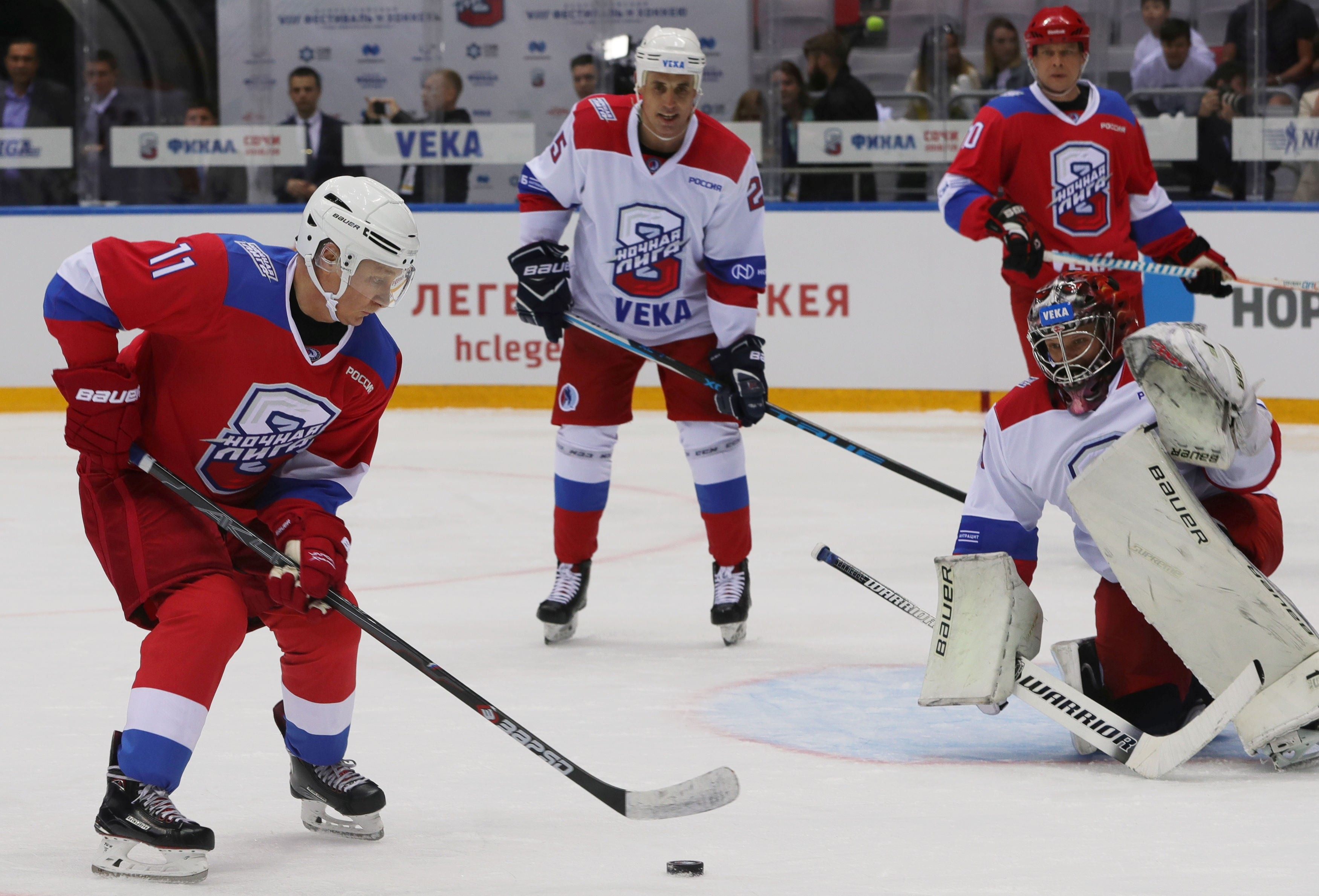 Vladimir Putin (lijevo) igra hokej, Foto Reuters