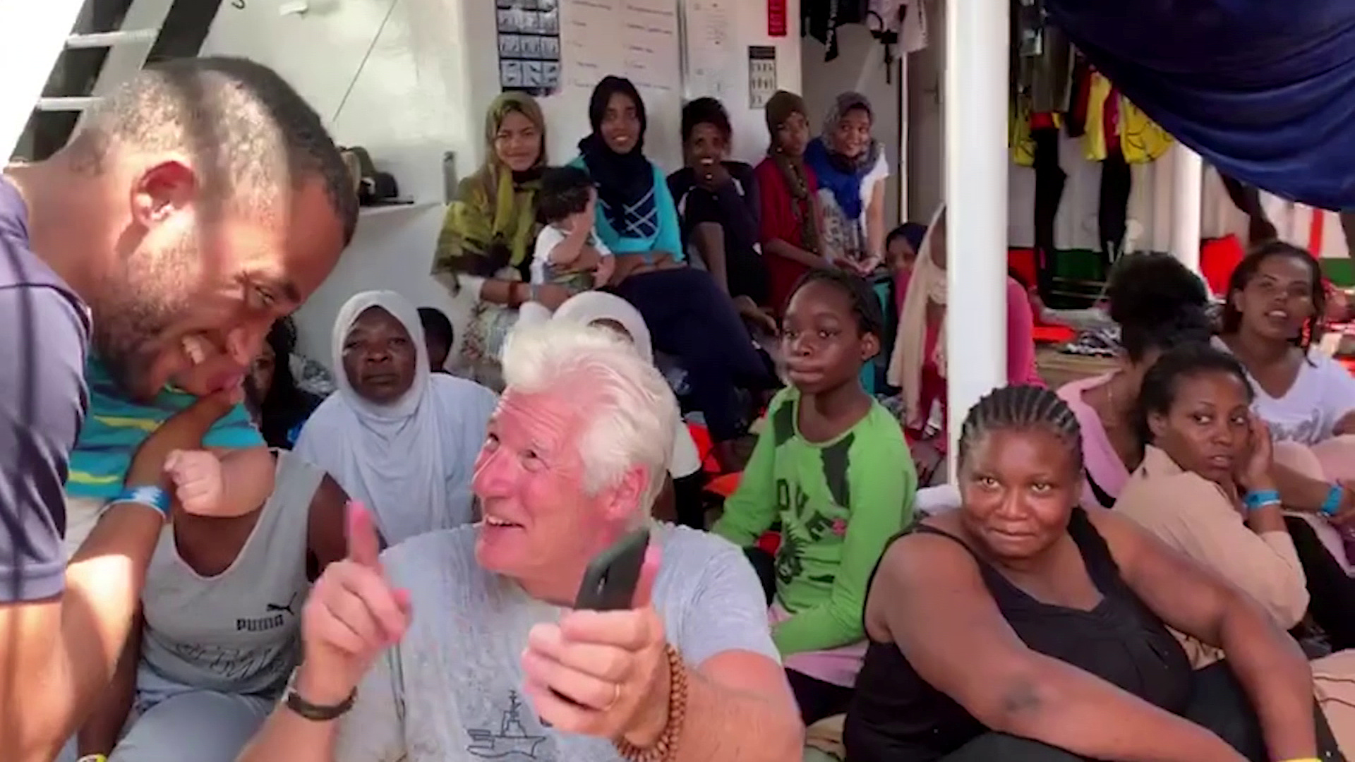 Richard Gere s migrantima blokiranima na brodu / Reuters