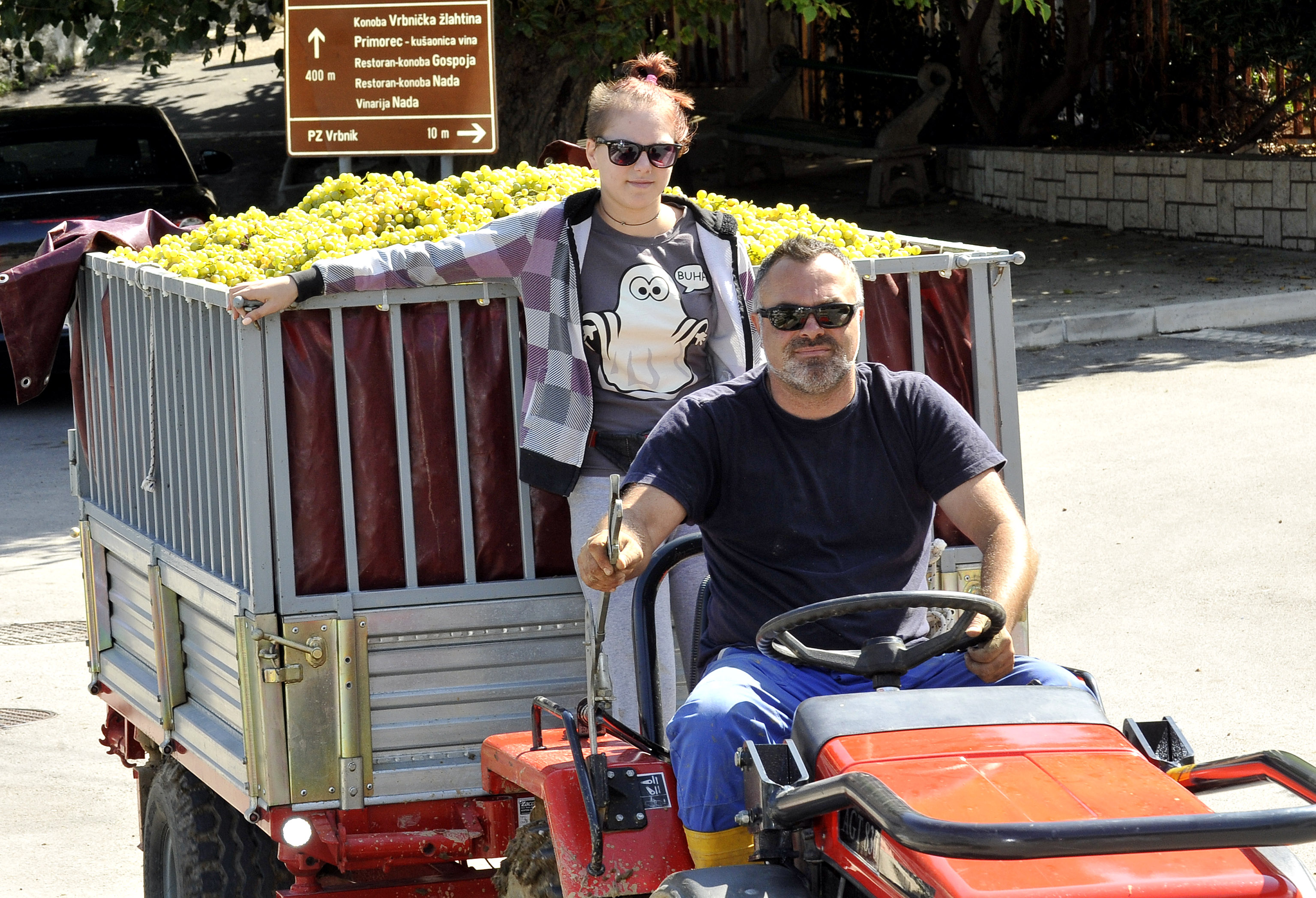 Na jednom od motokultivatora posebno zanimljiva slika: otac i kćer, Ivan i Veronika Jurešić / Foto Silvano JEŽINA