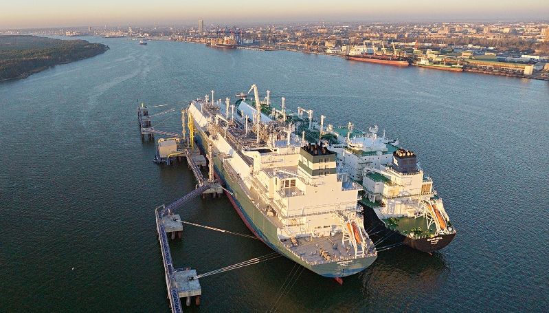 Ship to Ship operacija (tzv. STS) s »Membrane LNG« i pogledom na Klaipedu