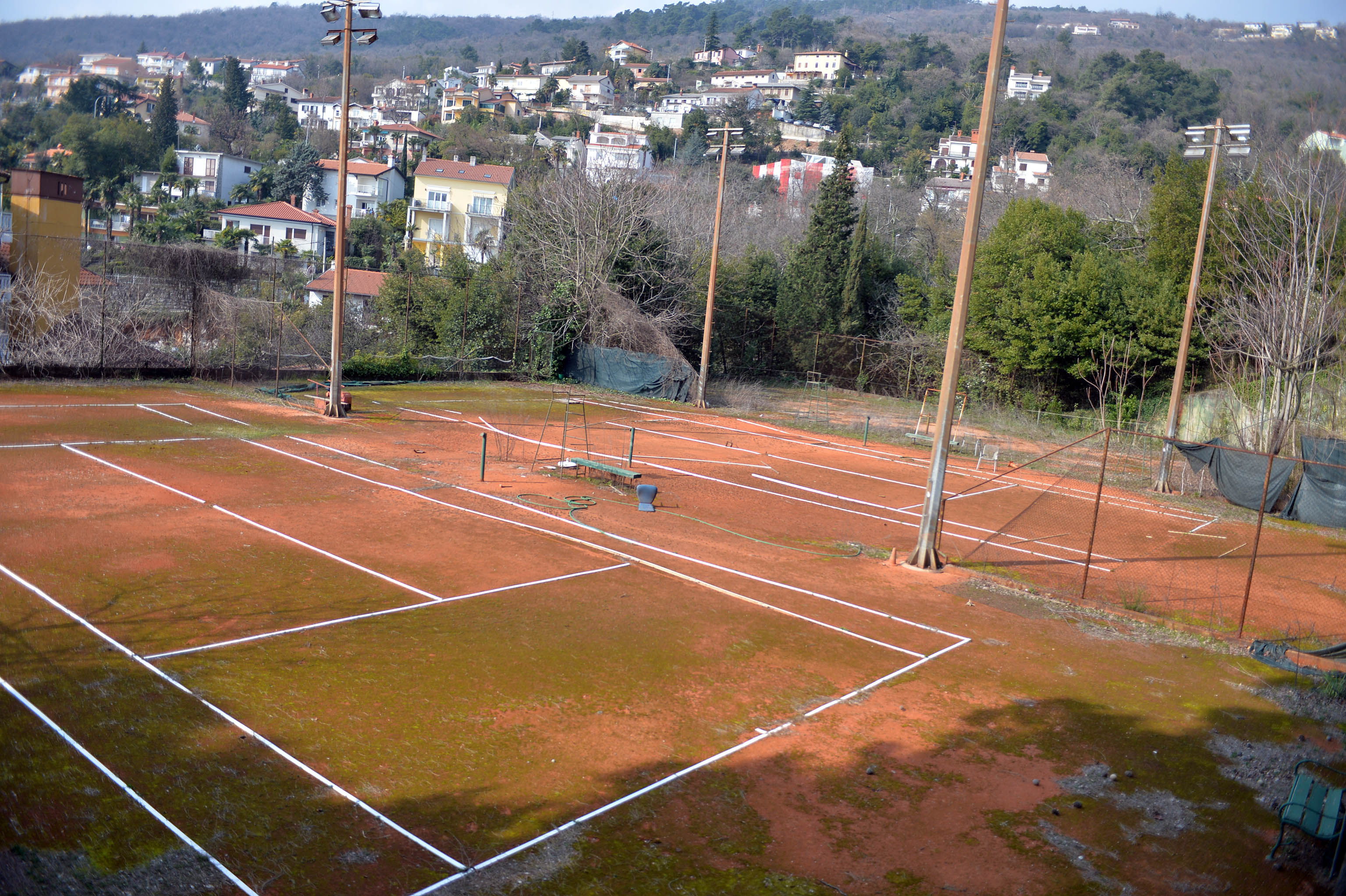 Nekoć tri teniska terena iza hotela »Opatija« danas su obrasla u korov / Foto Damir ŠKOMRLJ