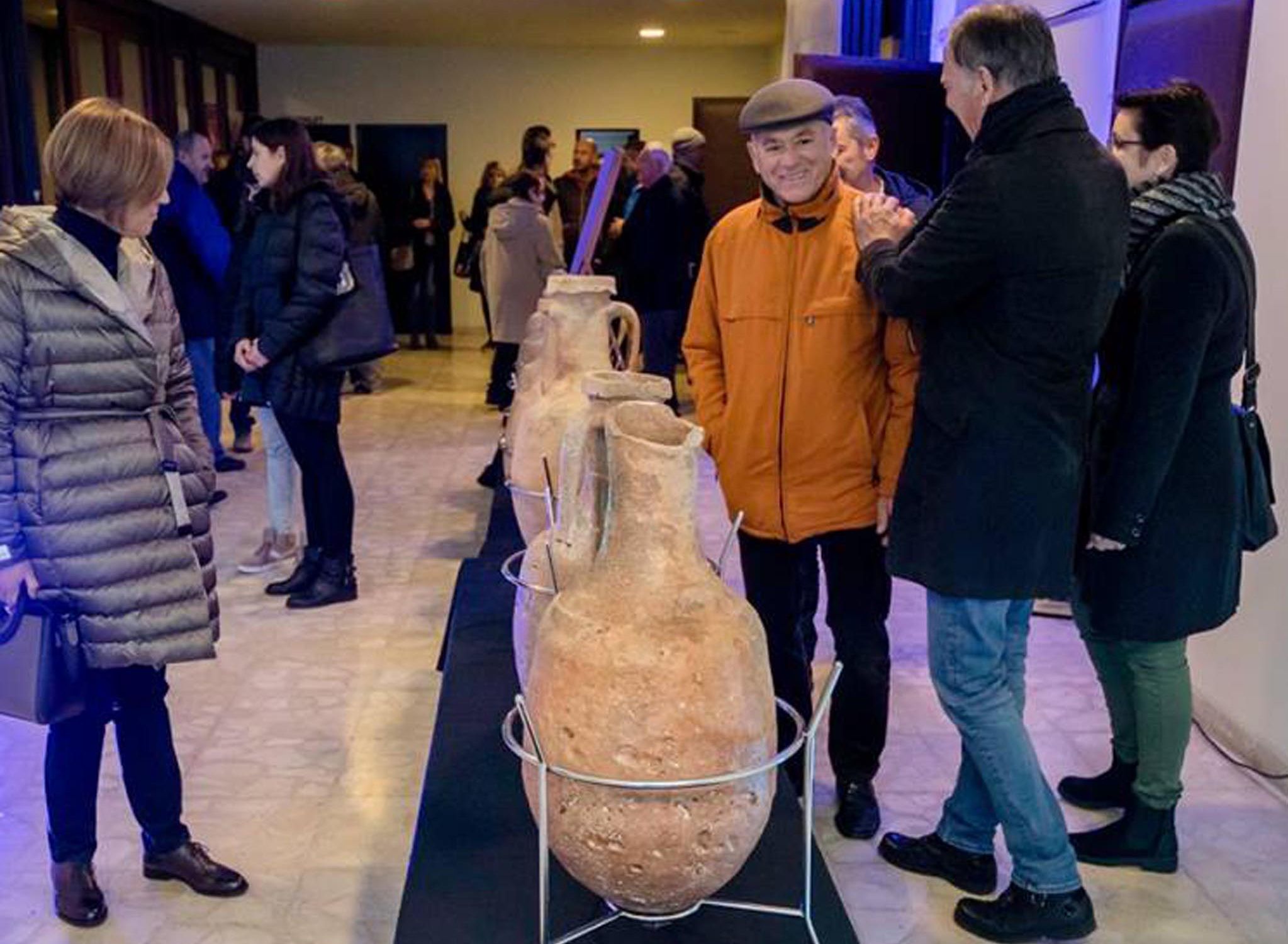 Dio amfora javnosti je pokazan u rapskoj noći muzeja kada su nekoliko sati bile izložene u predvorju gradskoga kina / Foto Ivo ŠUBIĆ