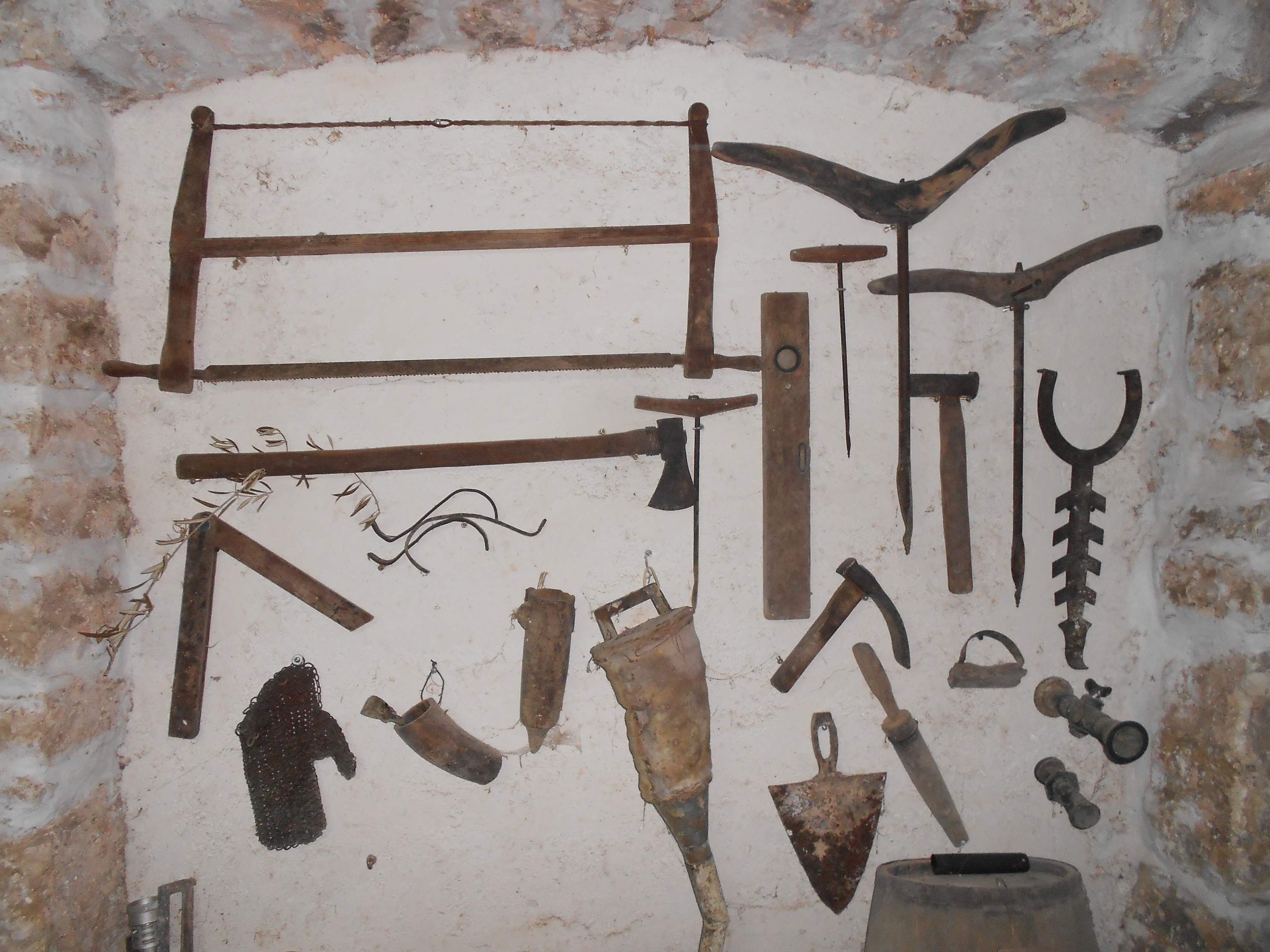 Stari bačvarski i vinarski alat na zidu vinarije Poletti