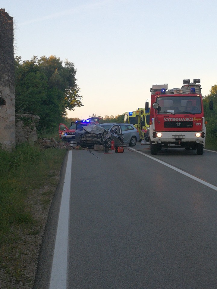 Prometna nesreća na cesti Njivice-Malinska / Foto Marino GLAD / Facebook