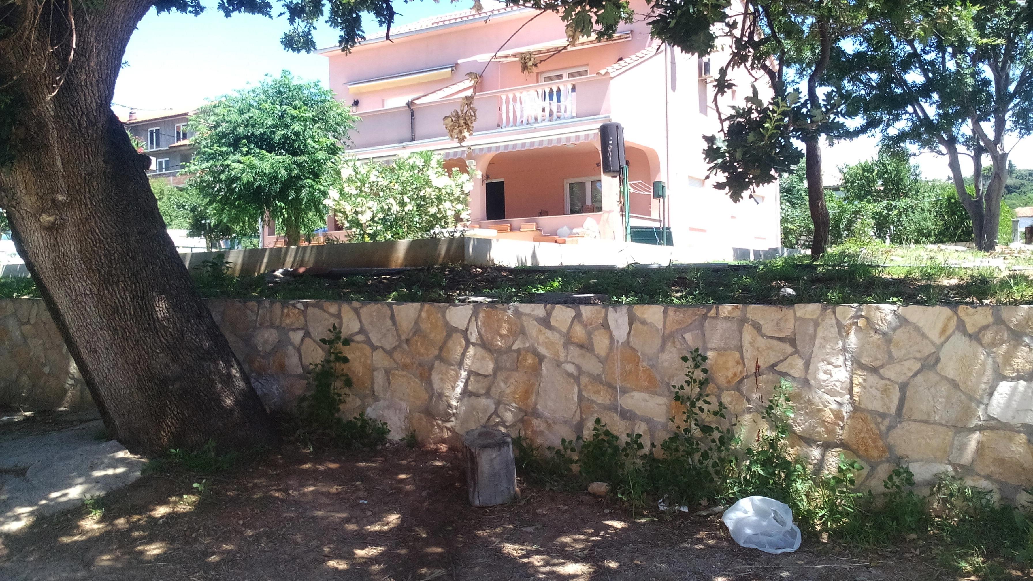 Zid ispod kuće gdje se Vesna Salopek Rakić uspjela sakriti u strahu od ubojice