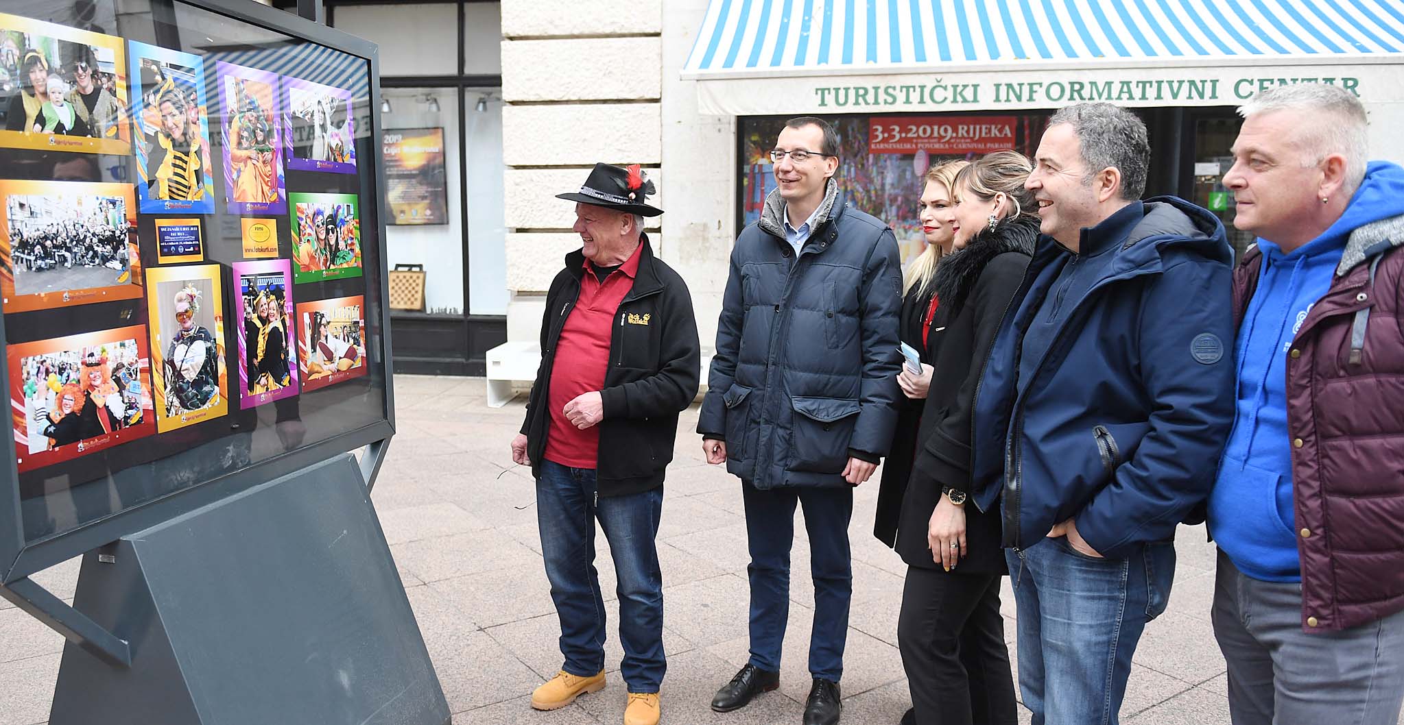 Izložba Nasmijana lica Riječkog karnevala na Korzu, snimio Ivica TOMIĆ