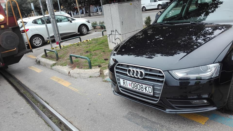 Parkirani Audi zaustavio promet na Rivi, snimio Maks KOSJEK