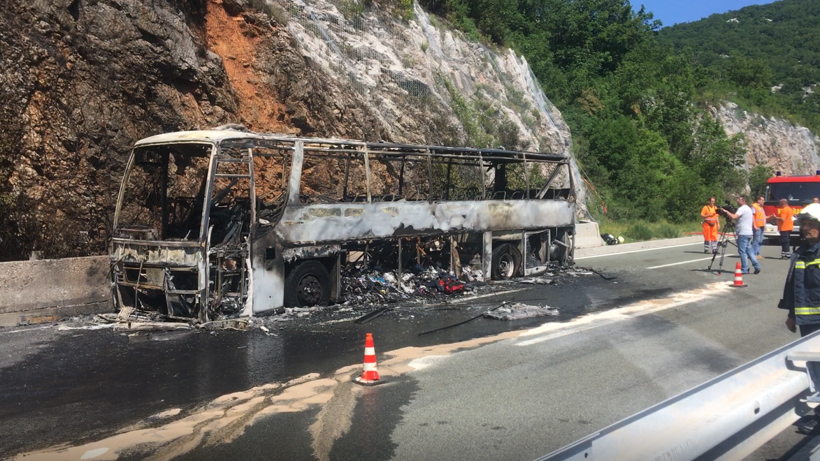 Izgorio autobus na Grobniku / Snimio Roni BRMALJ