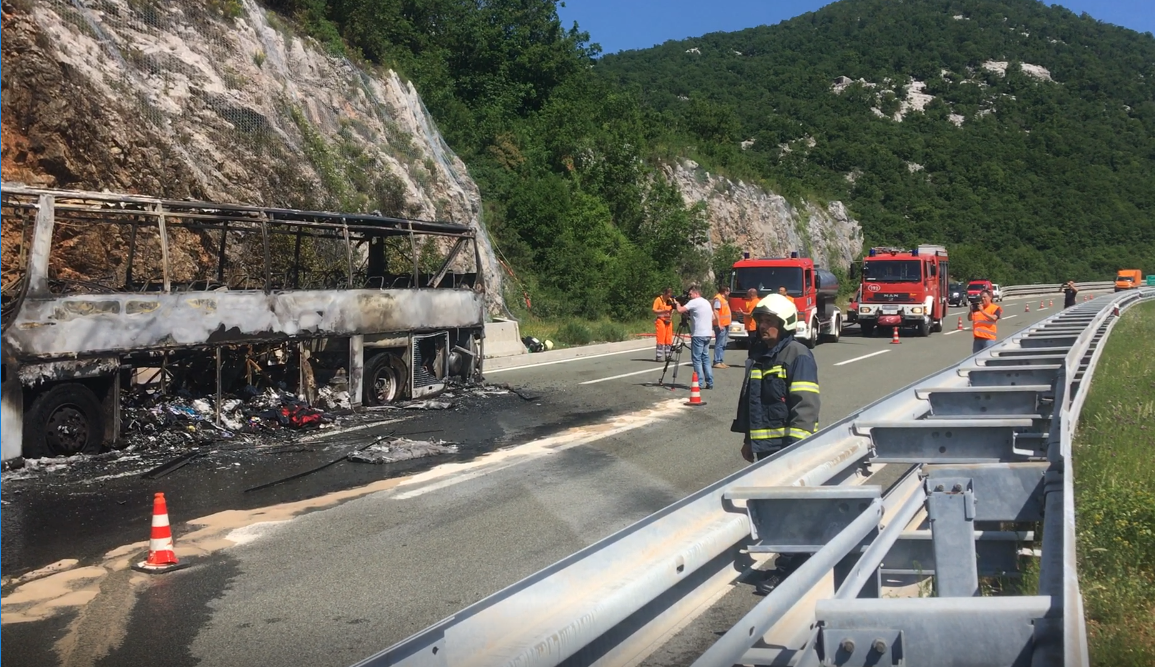 Izgorio autobus na Grobniku / Snimio Roni BRMALJ