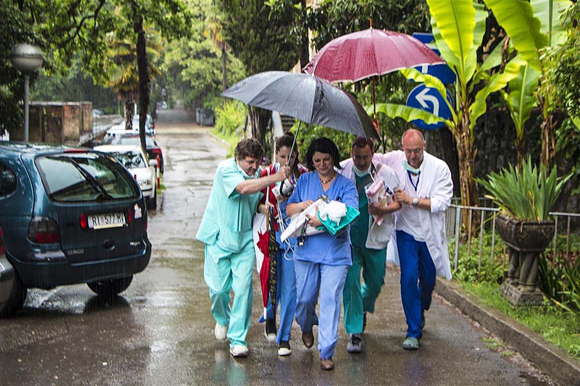 Teško bolesna djeca po kiši i oluji s pedijatrije na intenzivno liječenje
