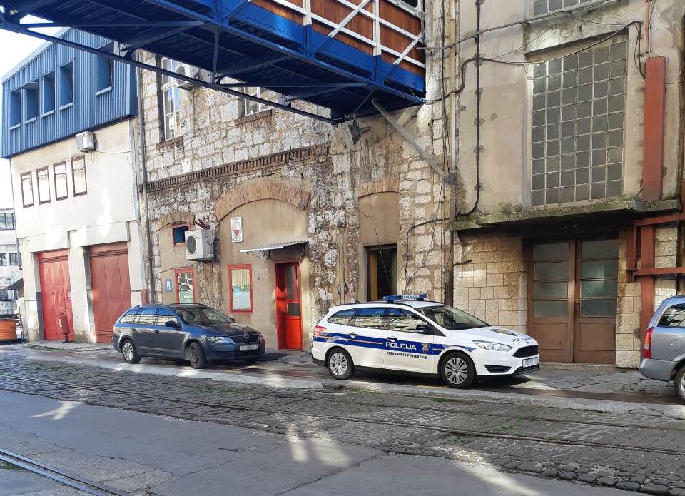 Policijski automobil pred zgradom 3. maja / Snimila Orjana ANTEŠIĆ