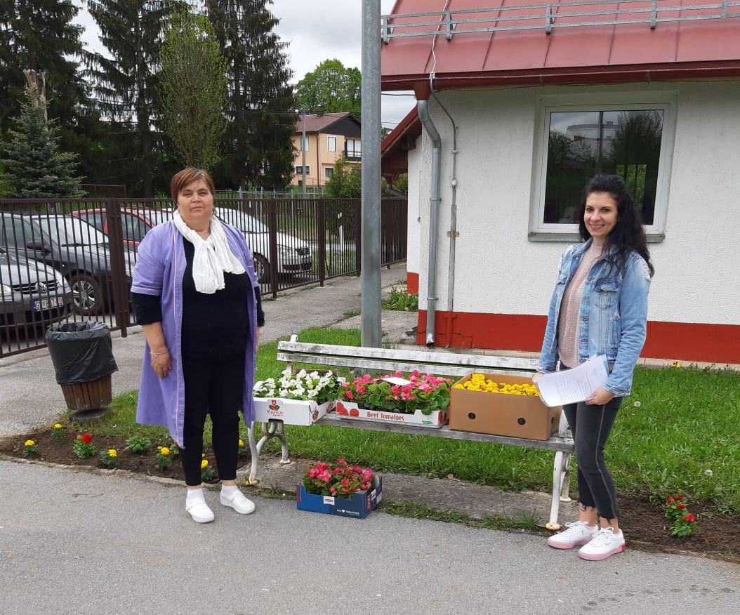 TZ Grada Gospića podijelila sadnice cvijeća, snimio Marin SMOLČIĆ