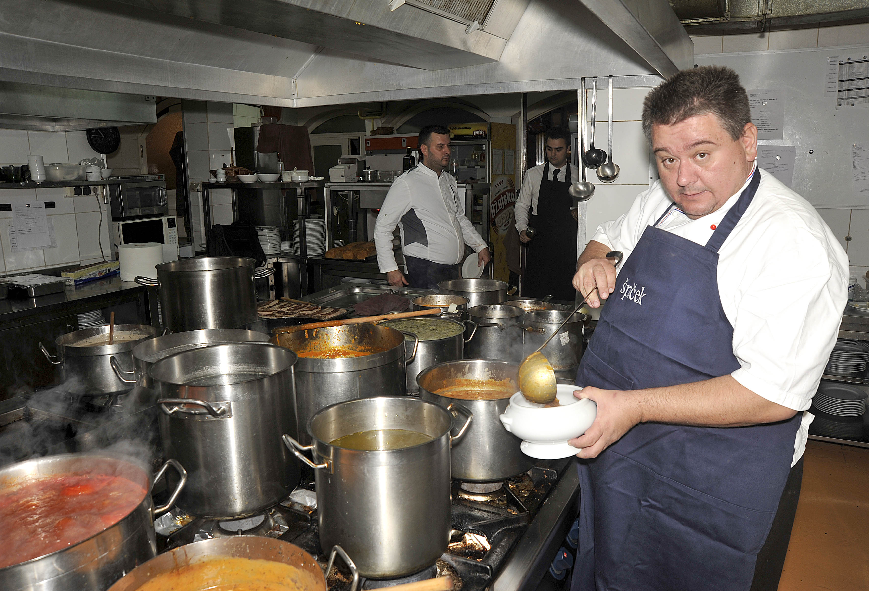 Tomislav Špiček u kuhinji restorana "Kaptol" / Foto Nenad REBERŠAK