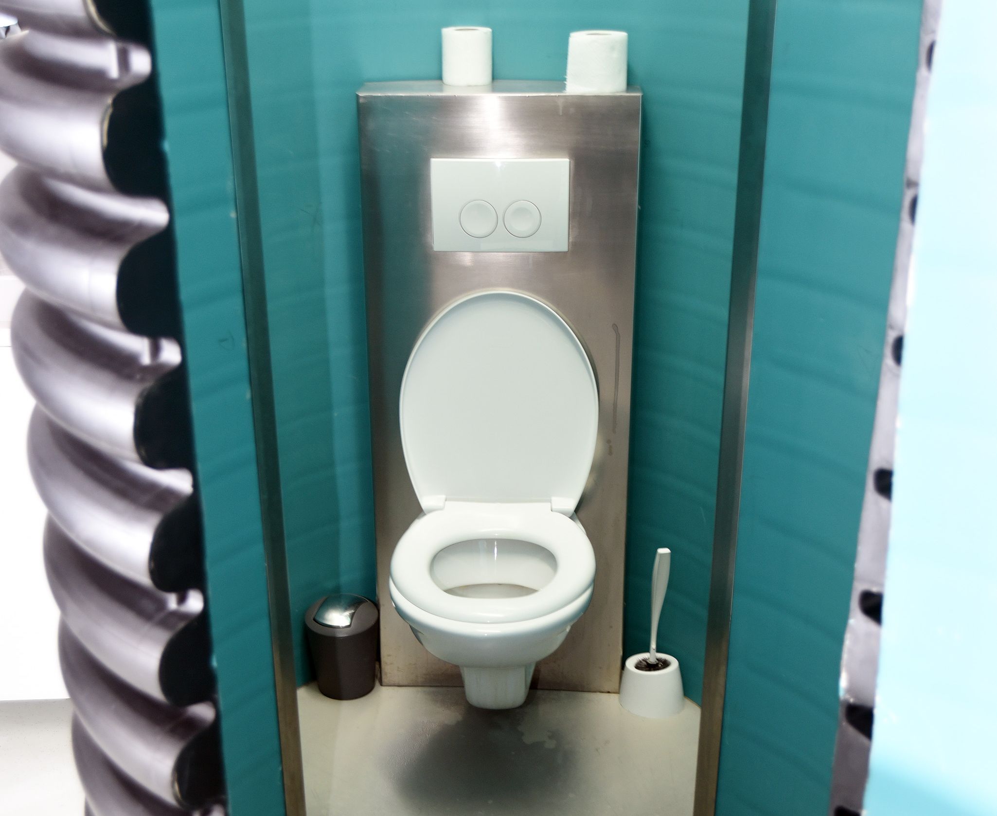 Neobičan toalet od kanalizacijskih cijevi / Foto Denis LOVROVIĆ