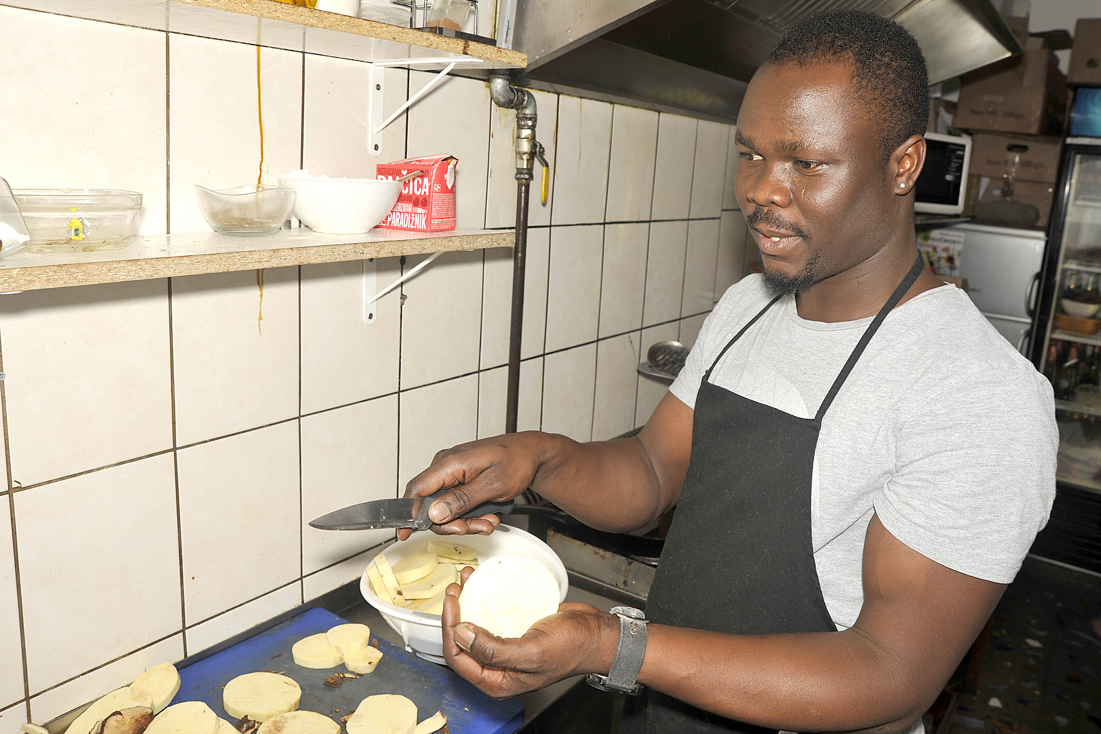 Nigerijac Prince Wale Soniyiki, nesvakidašnji azilant, nakon iskustva s tunama kod generala Gotovine, u Zagrebu je otvorio prvi afrički restoran / Foto Nenad REBERŠAK