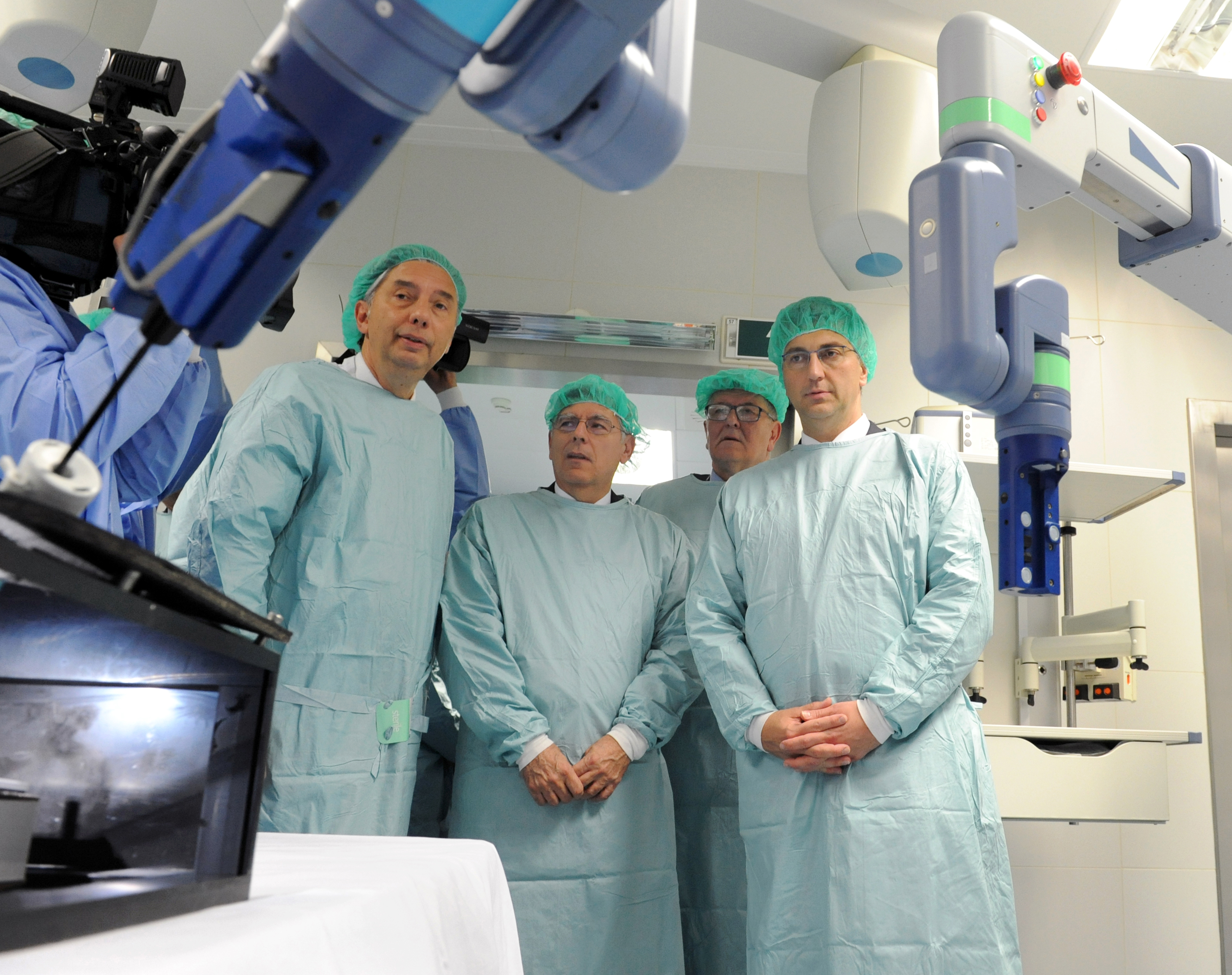 Kirurgija Pokretima Ociju Na Rebru Proradio Prvi Robotski