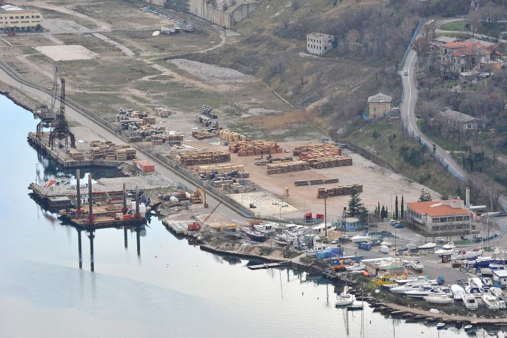 Grad Bakar već je napravio planove za vrijedan prostor, samo čekaju da administracija odradi svoj posao / Foto S. DRECHSLER