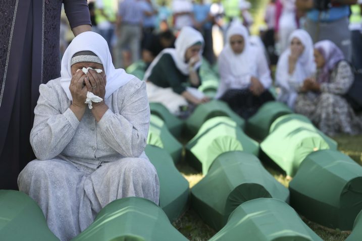 ilustracija: Srebrenička majka plače nad tabutom / foto: REUTERS/Dado Ruvic