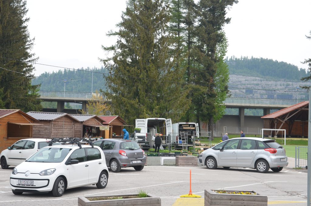 Počele su gužve na igralištu i parkingu pod branom jezera Bajer u Fužinama / Foto Marinko KRMPOTIĆ