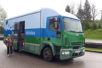 Bibliobus opet u Gorskom kotaru, Ruža Perušić Kruljac ispred bibliobusa / Foto: D. PLEŠE