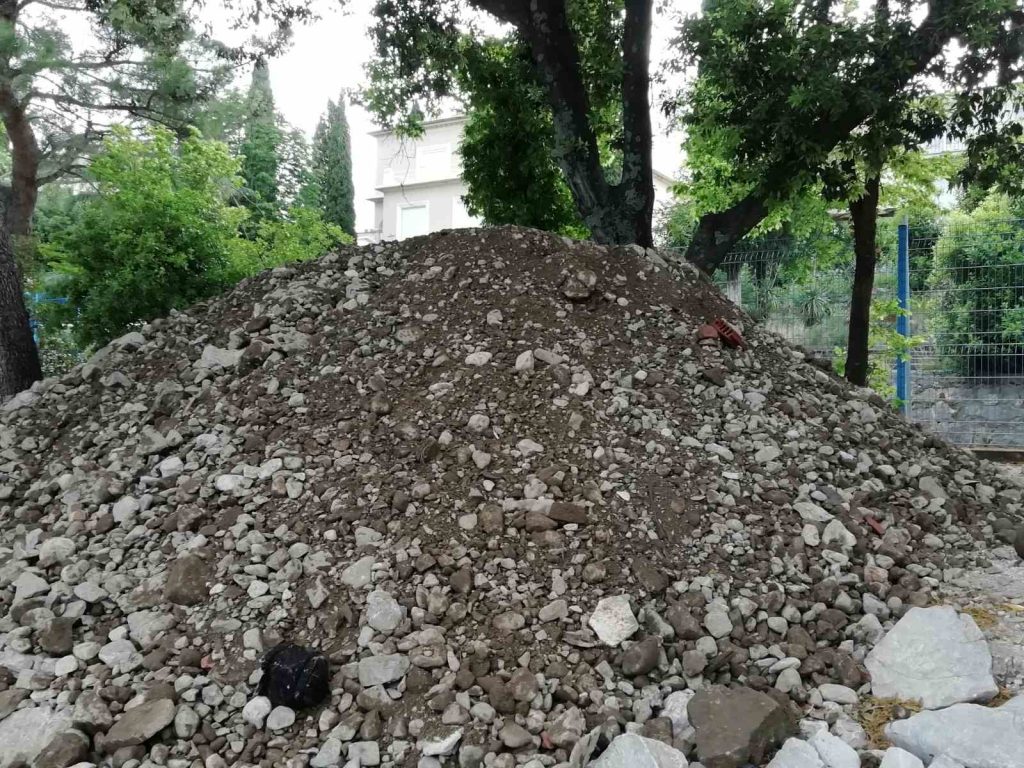 Sonja Polonijo i Gordan Raguž smatraju da se građevinski iskop ne bi smio upotrebljavati za dohranu plaže / Foto S. POLONIJO