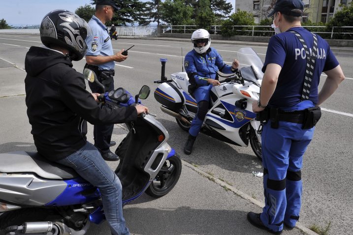 Zbog skinute »brzinske blokade« pod policijskom pratnjom do stanice za tehnički pregled / Snimio Damir ŠKOMRLJ