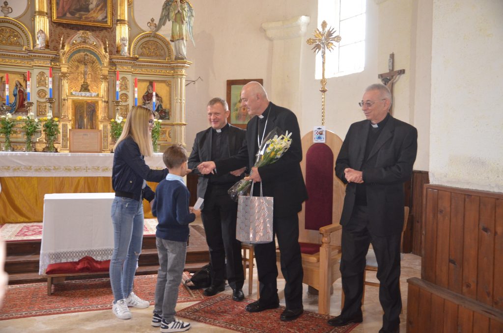 Najmlađi vjernici župe Brod na Kupi apostolskom nuniciju predali su darove s puno ljubavi / Foto: M. KRMPOTIĆ