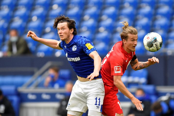 Michael Gregoritsch (Schalke) iTin Jedvaj (Augsburg)/Foto REUTERS