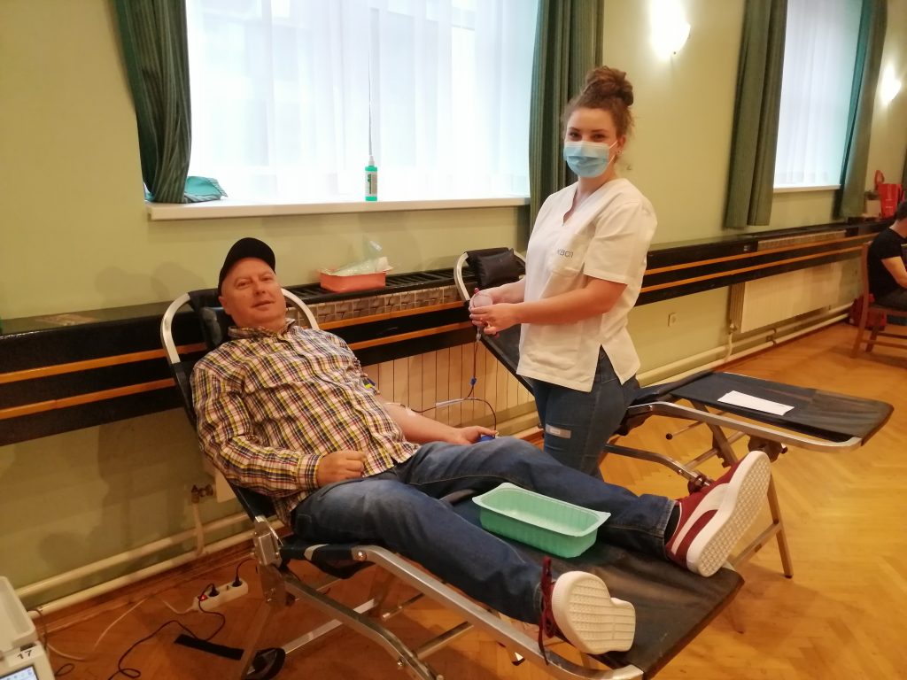Damir Popović Losa u trenutku kad ostvaruje stoto darivanje krvi