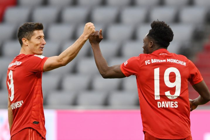 Robert Lewandowski i Alphonso Davies/Foto REUTERS,