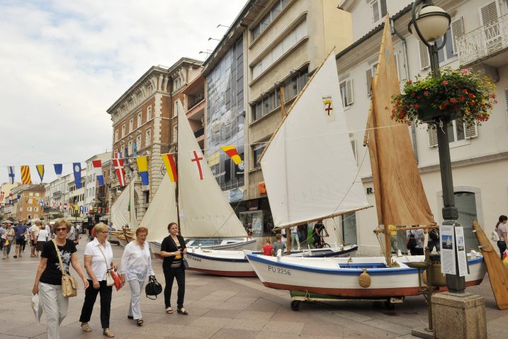 Festival počinje u utorak 28. svibnja na Korzu kada će se prezentirati tradicijske barke, obnovljene u sklopu europskog projekta »Mala barka 2«, uz svečani defile sudionika festivala / Snimio Silvano JEŽINA