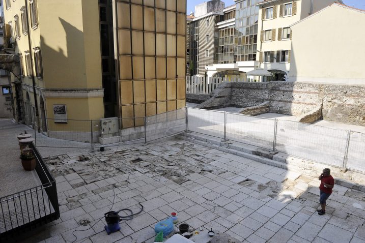 Zbog radova dio lokacije je ograđen metalnom ogradom / Snimio Roni BRMALJ