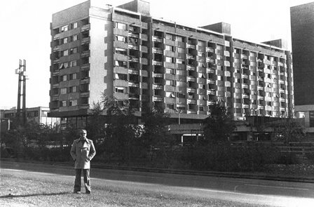 Vinko Uhlik pred poslovno-stambenom zgradom u Novom Zagrebu 1979. godine / Foto Wikimedia Commons