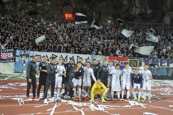 Nogometaši Rijeke ispod legendarnog Armadinog zapada/Foto R. BRMALJ