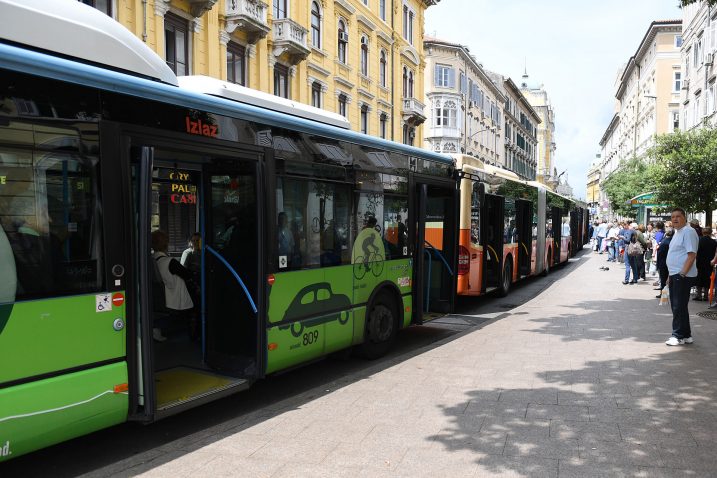 Za sada poskupljenja karata Autotroleja nema  / Snimio Ivica TOMIĆ