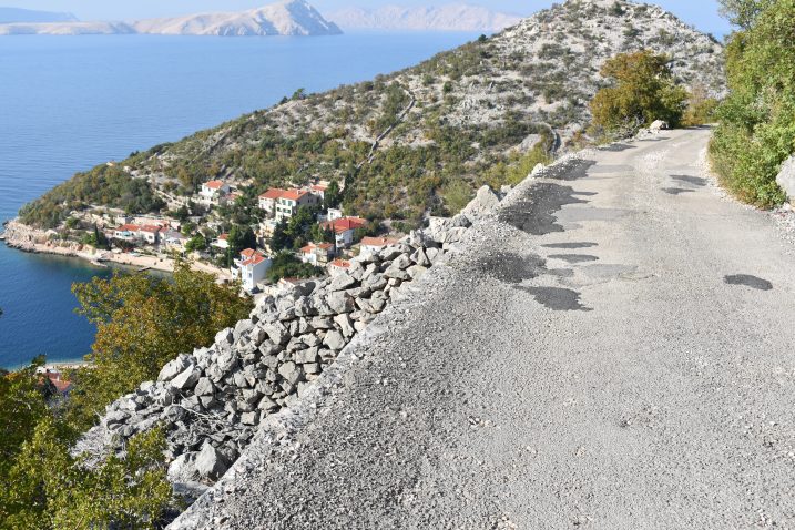 Opasna cesta nema zaštitne ograde iznad provalije / Snimio Marin SMOLČIĆ