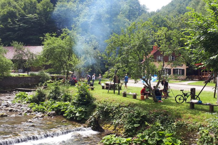 Mnogi su tijekom vikenda pobjegli u hladovinu Zelenog vira / foto D. PLEŠE