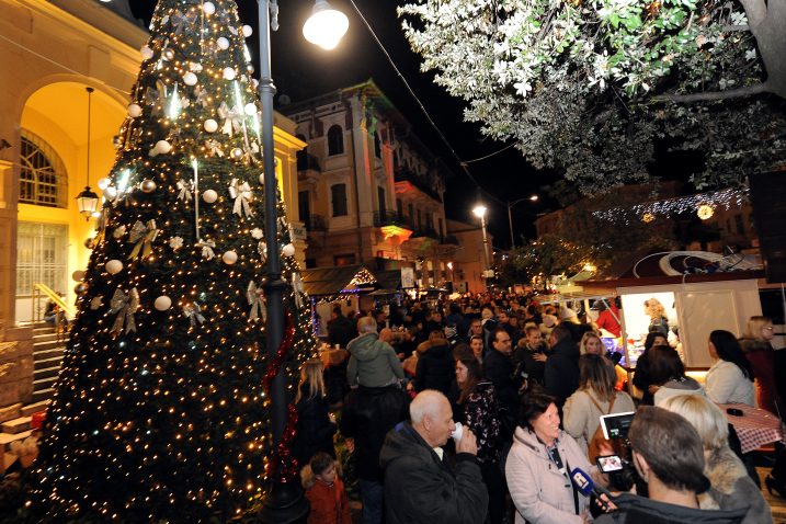 Advent je počeo paljenjem lampica na opatijskoj "nultoj točki" - Mrkatu / Snimio Marko GRACIN