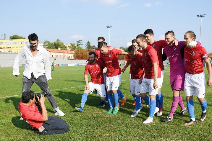 Krimejčani su uoči utakmice spremno pozirali slavnom fotoreporteru Yuriju Cortez/I. TOMIĆ