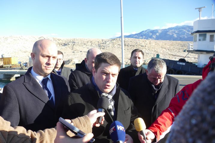 Ministar Butković sa suradnicima i domaćinima prilikom dolaska u luku Mišnjak / Snimio Hrvoje HODAK