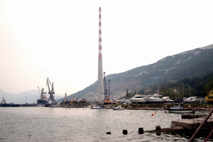 Visoki dimnjak, najpoznatiji simbol Koksare, srušen je tijekom 2005. i 2006. godine / Foto arhiv