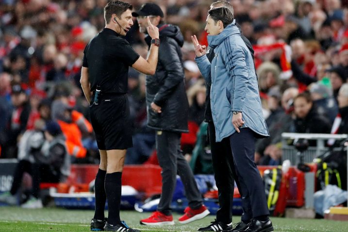 Niko Kovač u raspravi sa sucem/Foto REUTERS