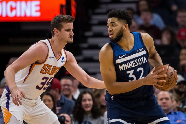 Karl-Anthony Towns (Minnesota) i Dragan Bender (Phoenix Suns)/Foto REUTERS