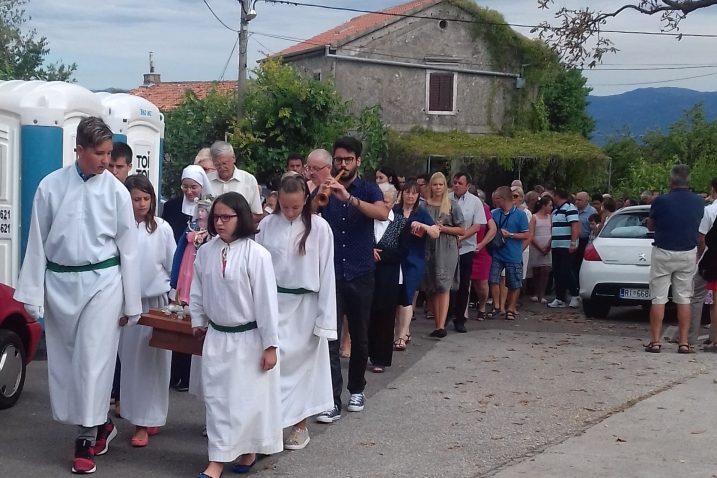 Uoči svečane mise u župnoj crkvi održana je procesija mjestom s kipom Majke Božje