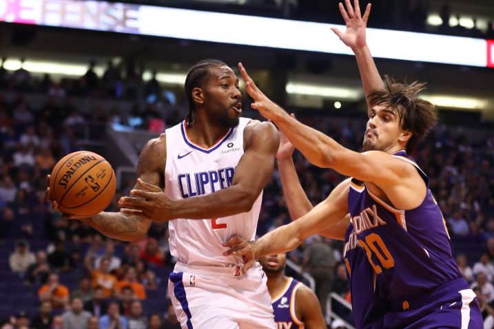 Kawhi Leonard (LA Clippers) i Dario Šarić (Phoenix Suns)/Foto REUTERS