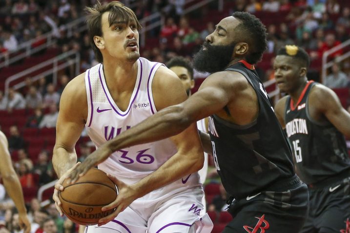 Dario Šarić (Minnesota) i James Harden (Houston)/Foto REUTERS